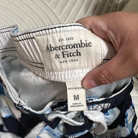 Men’s size Medium Abercrombie and Fitch swim trunks - Picture 3 of 5